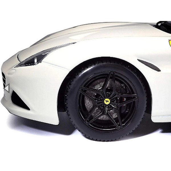 Продукт Bburago Ferrari California T, бяло - кола 1:18 - 0 - BG Hlapeta