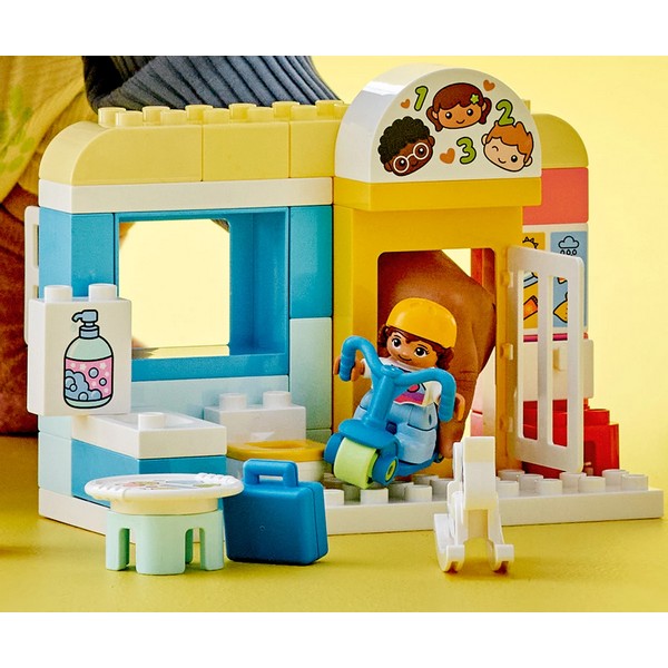 Продукт LEGO DUPLO Town - Един ден в центъра за грижи - 0 - BG Hlapeta