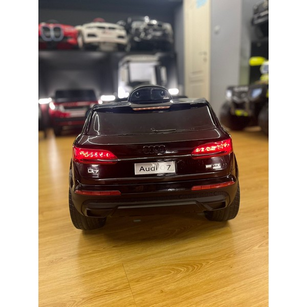 Продукт Акумулаторна кола Licensed Audi Q7 12V с меки гуми и кожена седалка - 0 - BG Hlapeta