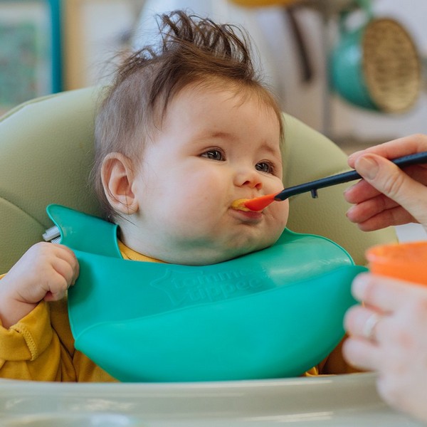 Продукт Tommee Tippee Roll n Go - Мек силиконов лигавник , навива се на компактно руло за лесно прибиране, 6м+ - 0 - BG Hlapeta