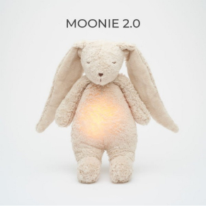 MOONIE ORGANIC 2.0 ЗАЙО - Приятелче за спокоен сън от органичен памук с нощна лампа и успокояващи звуци