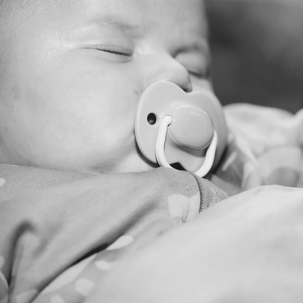 Продукт Tommee Tippee ANY TIME - Комплект от 2 бр. ортодонтични залъгалки със симетричен силиконов биберон, 18-36м, в кутия за стерилизиране - 0 - BG Hlapeta