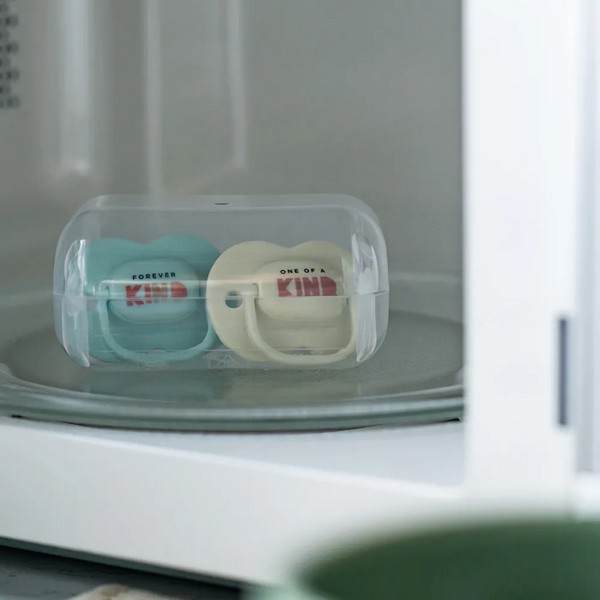 Продукт Tommee Tippee ANY TIME - Комплект от 2 бр. ортодонтични залъгалки със симетричен силиконов биберон, 0-6м, в кутия за стерилизиране - 0 - BG Hlapeta