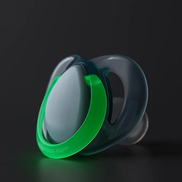 Продукт Tommee Tippee NIGHT TIME - Комплект от 2 бр. ортодонтични залъгалки със светеща в тъмното дръжка, 0-6м, в кутия за стерилизиране - 0 - BG Hlapeta