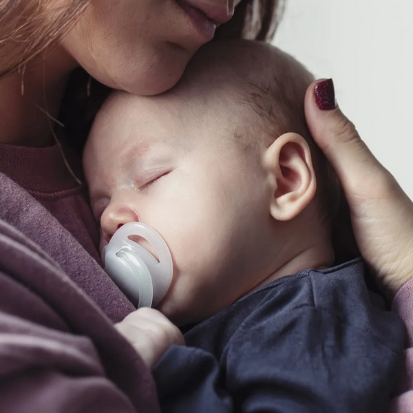 Продукт Tommee Tippee NIGHT TIME - Комплект от 2 бр. ортодонтични залъгалки със светеща в тъмното дръжка, 0-6м, в кутия за стерилизиране - 0 - BG Hlapeta