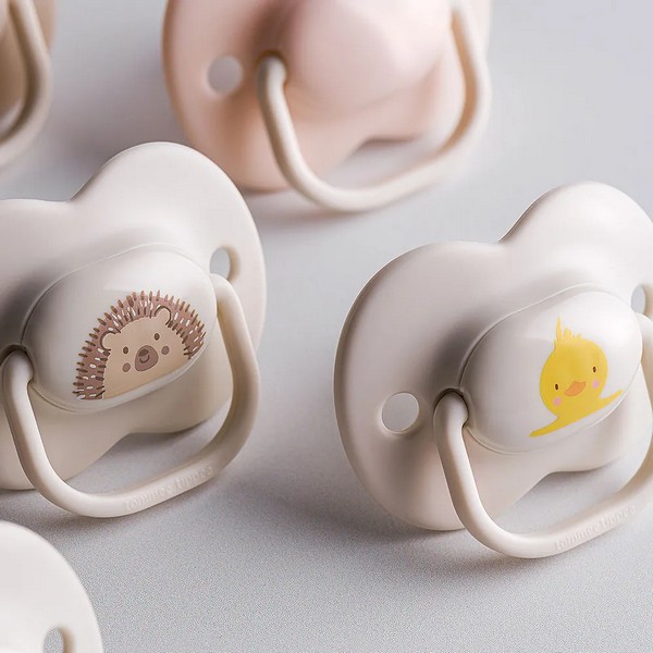 Продукт Tommee Tippee ANY TIME - Комплект от 2 бр. ортодонтични залъгалки със симетричен силиконов биберон, 0-6м, в кутия за стерилизиране - 0 - BG Hlapeta