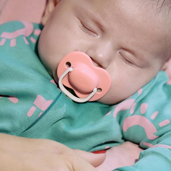 Продукт Tommee Tippee ANY TIME - Комплект от 2 бр. ортодонтични залъгалки със симетричен силиконов биберон, 18-36м, в кутия за стерилизиране - 0 - BG Hlapeta