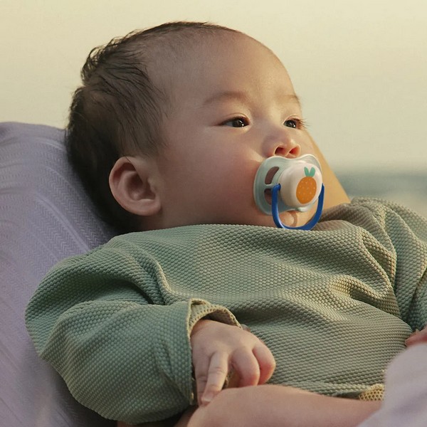 Продукт Philips AVENT Ultra Air Happy - 2 броя ортодонтски силиконови залъгалки, 0-6м, с декорация, в кутия за стерилизиране - 0 - BG Hlapeta