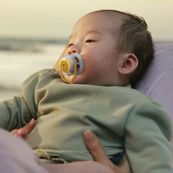 Продукт Philips AVENT Ultra Air Happy - 2 броя ортодонтски силиконови залъгалки, 0-6м, с декорация, в кутия за стерилизиране - 0 - BG Hlapeta