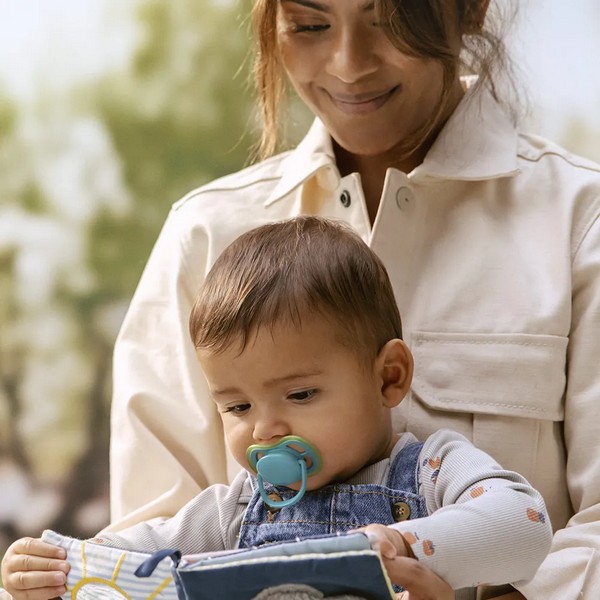 Продукт Philips AVENT Ultra Air - 2 броя ортодонтски силиконови залъгалки, 6-18м, едноцветни, в кутия за стерилизиране - 0 - BG Hlapeta