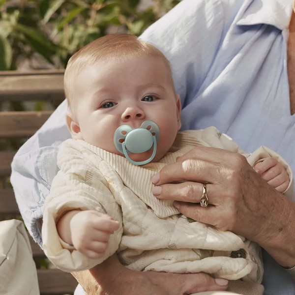 Продукт Philips AVENT Ultra Soft - Комплект от 2 броя ортодонтични силиконови залъгалки, в кутия за стерилизиране, plant-based - 0 - BG Hlapeta