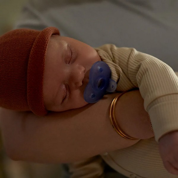 Продукт Philips Avent SOOTHIE - Комплект от 2 бр. ортодонтски силиконови залъгалки за новородени в кутия за стерилизиране - 0 - BG Hlapeta