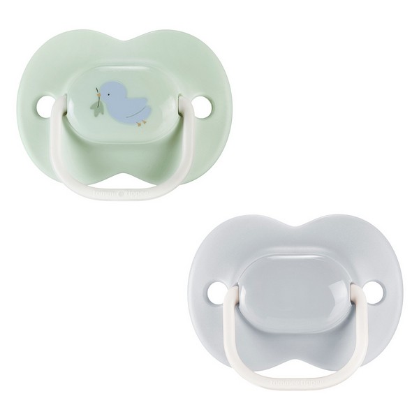 Продукт Tommee Tippee ANY TIME - Комплект от 2 бр. ортодонтични залъгалки със симетричен силиконов биберон, 0-6м, в кутия за стерилизиране - 0 - BG Hlapeta