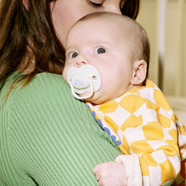 Продукт Tommee Tippee ANY TIME - Комплект от 2 бр. ортодонтични залъгалки със симетричен силиконов биберон, 0-6м, в кутия за стерилизиране - 0 - BG Hlapeta