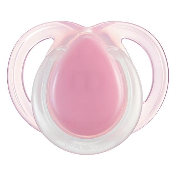 Продукт Tommee Tippee NIGHT TIME - Комплект от 2 бр. ортодонтични залъгалки със светеща в тъмното дръжка, 0-6м, в кутия за стерилизиране - 0 - BG Hlapeta