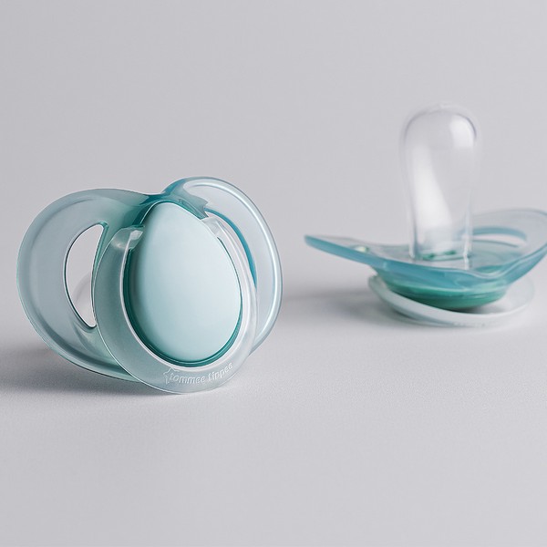 Продукт Tommee Tippee NIGHT TIME - Комплект от 2 бр. ортодонтични залъгалки със светеща в тъмното дръжка, 0-6м, в кутия за стерилизиране - 0 - BG Hlapeta