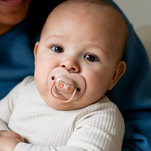 Продукт Tommee Tippee ANY TIME - Комплект от 2 бр. ортодонтични залъгалки със симетричен силиконов биберон, 6-18м, в кутия за стерилизиране - 0 - BG Hlapeta