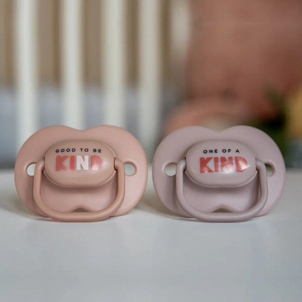 Продукт Tommee Tippee ANY TIME - Комплект от 2 бр. ортодонтични залъгалки със симетричен силиконов биберон, 6-18м, в кутия за стерилизиране - 0 - BG Hlapeta