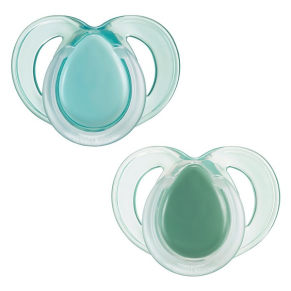 Tommee Tippee NIGHT TIME - Комплект от 2 бр. ортодонтични залъгалки със светеща в тъмното дръжка, 18-36м, в кутия за стерилизиране