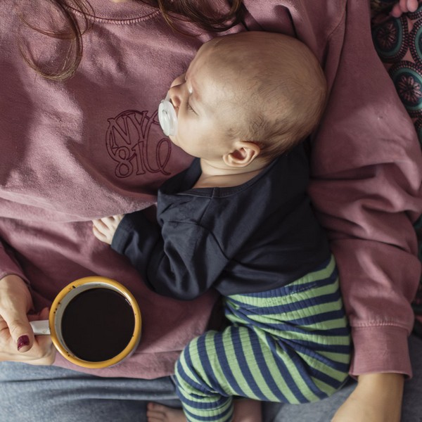 Продукт Tommee Tippee NIGHT TIME - Комплект от 2 бр. ортодонтични залъгалки със светеща в тъмното дръжка, 18-36м, в кутия за стерилизиране - 0 - BG Hlapeta