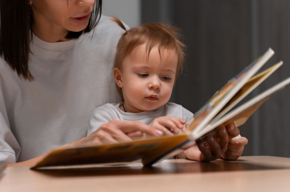 майка чете на бебе от книжка