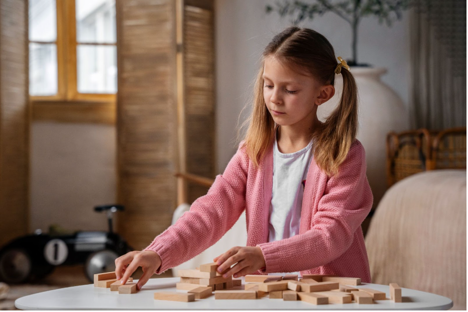 момиче нарежда триизмерен дървен пъзел