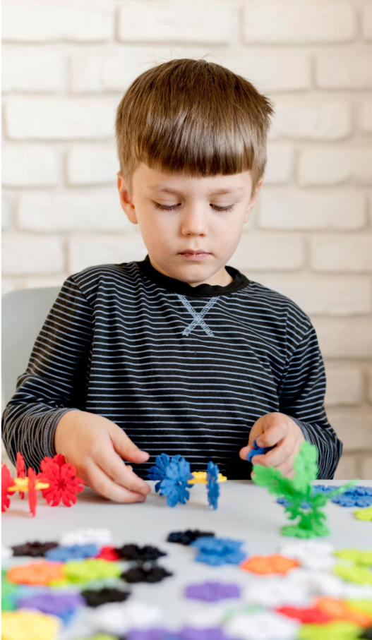 момче нарежда 3D пъзел