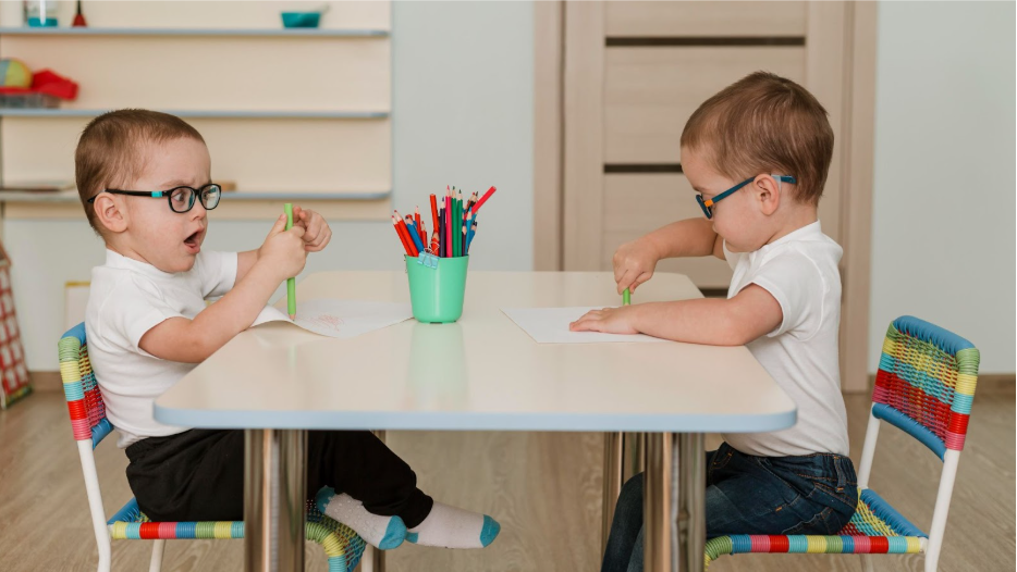 малки деца седят на детска масичка