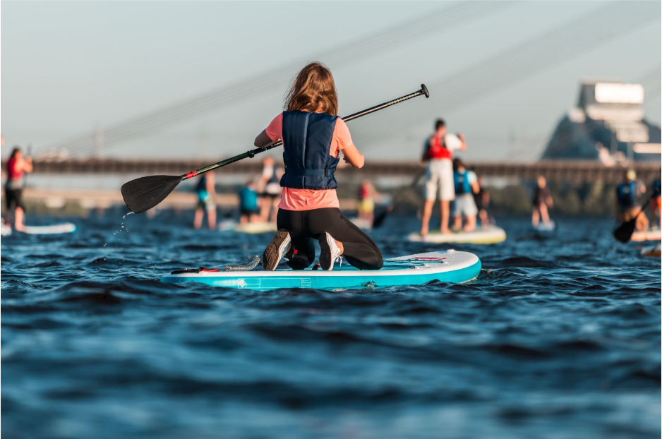 дете гребе със SUP борд по река