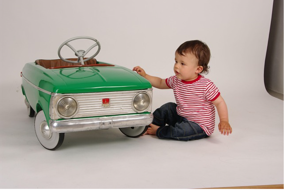 Момченце с ретроавтомобил играчка