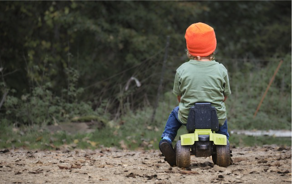 Детенце в гръб на количка