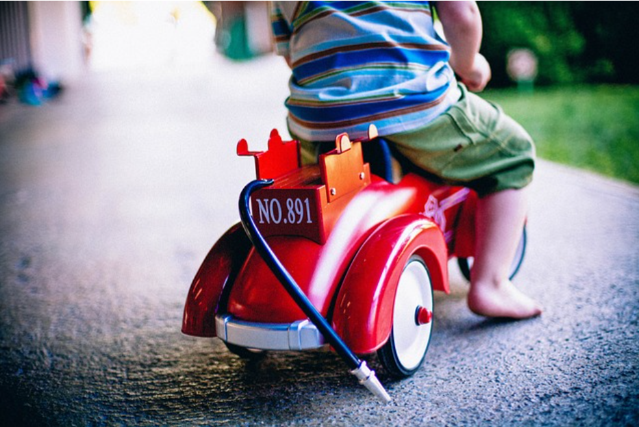 Детенце върху количка за бутане