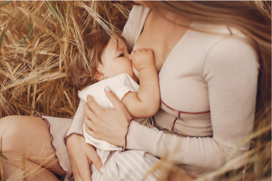 майка кърми бебе в сламена постеля